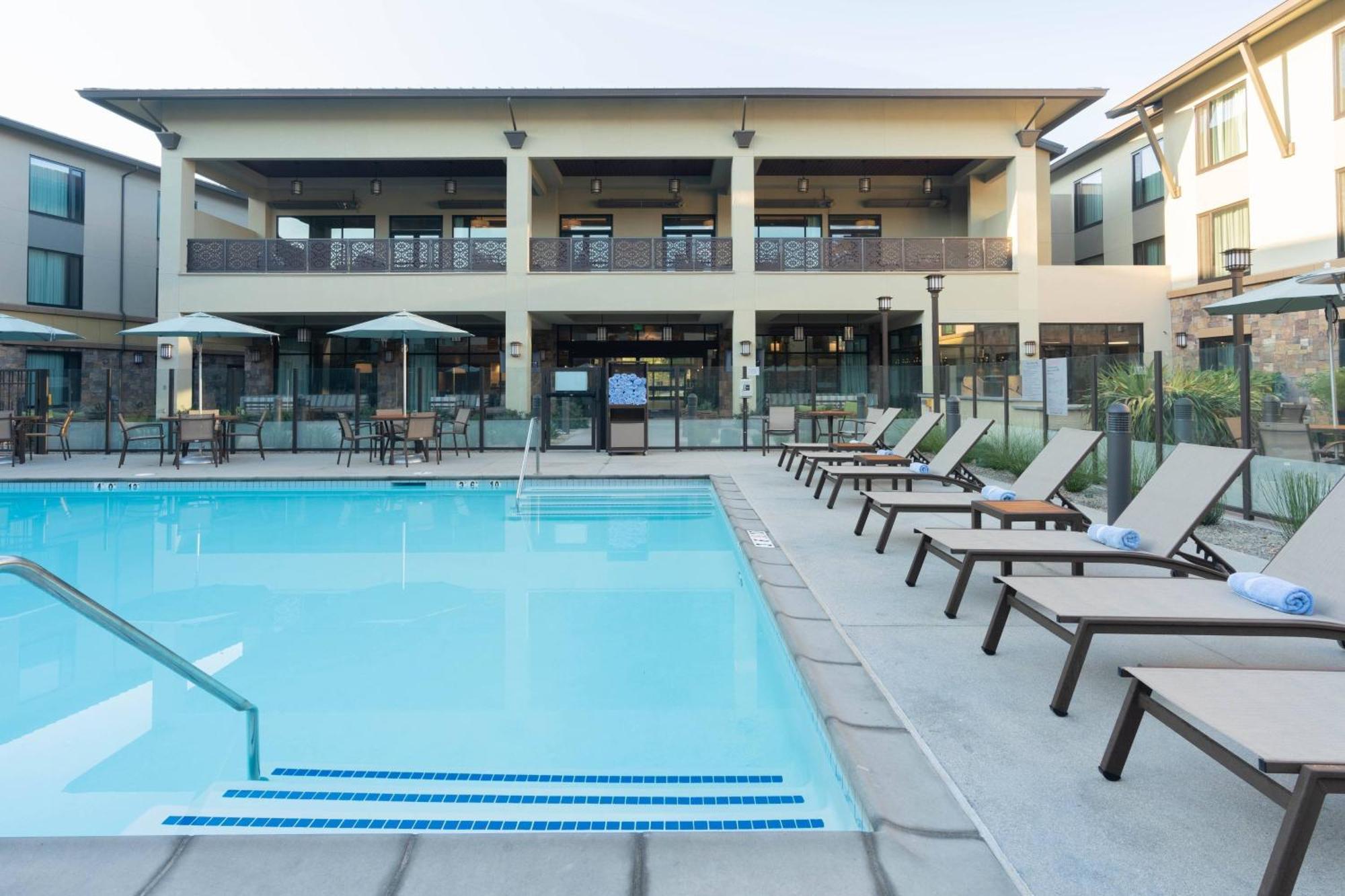 Courtyard By Marriott Thousand Oaks Agoura Hills Exterior photo