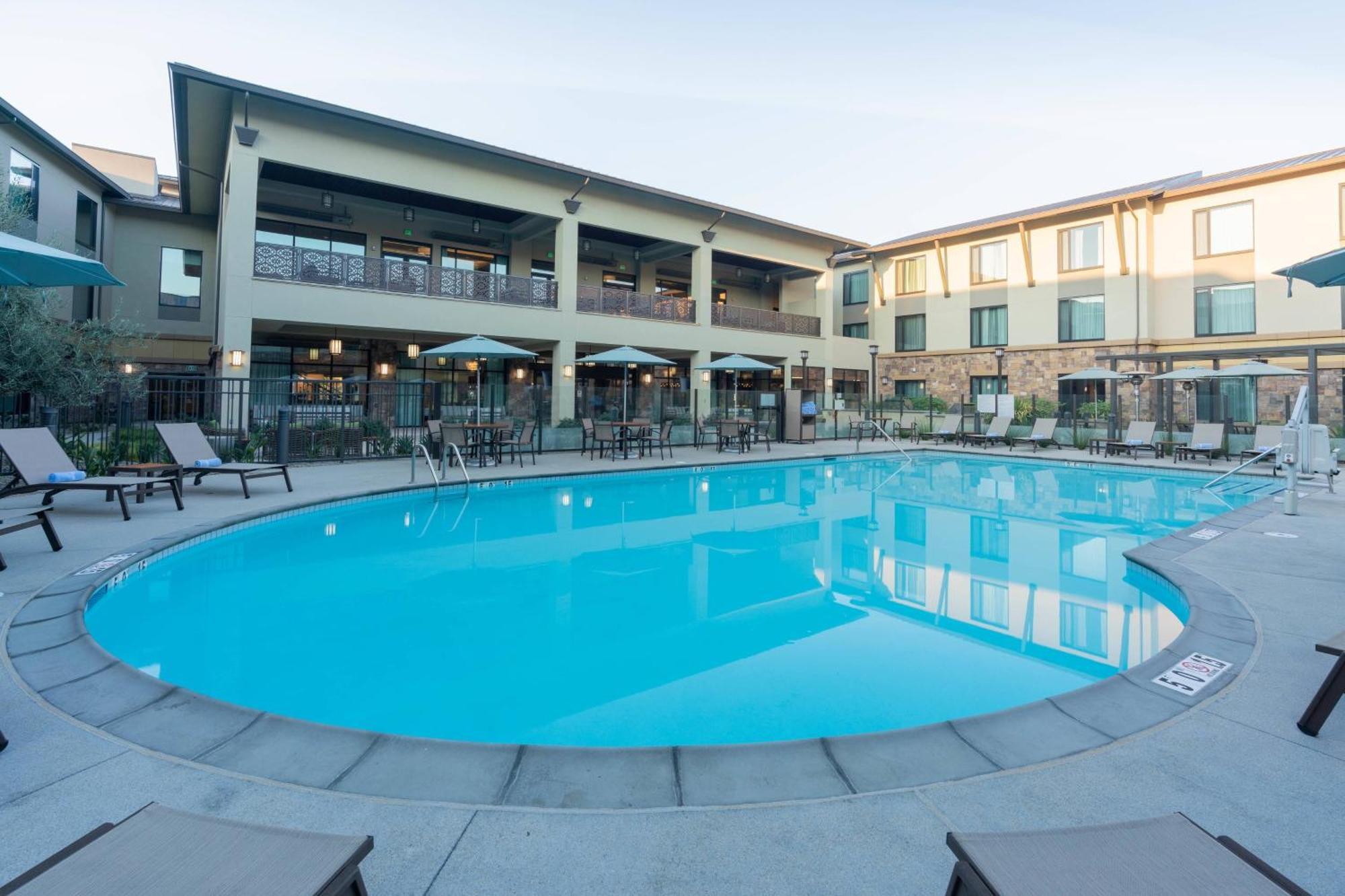 Courtyard By Marriott Thousand Oaks Agoura Hills Exterior photo