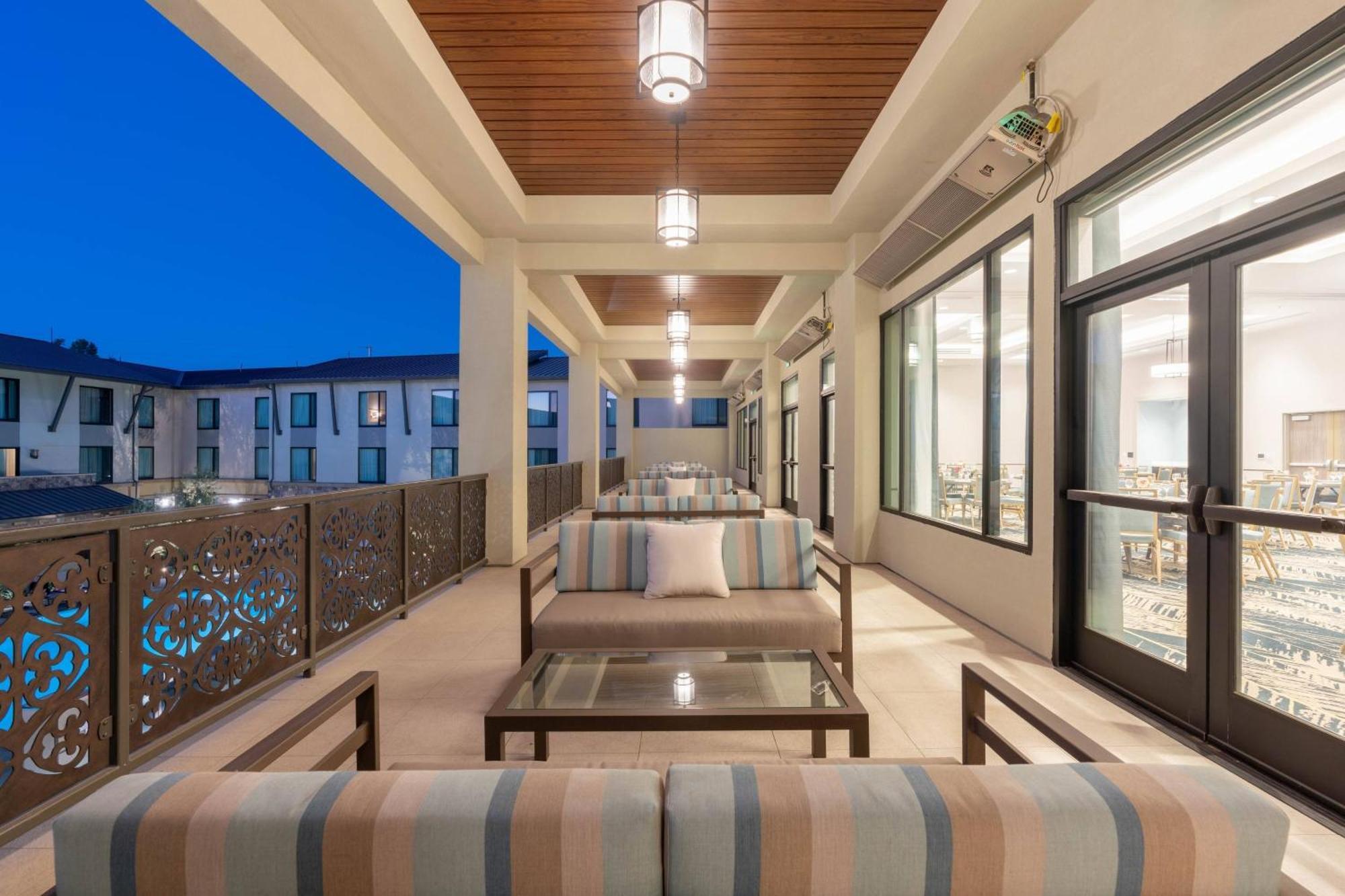 Courtyard By Marriott Thousand Oaks Agoura Hills Exterior photo