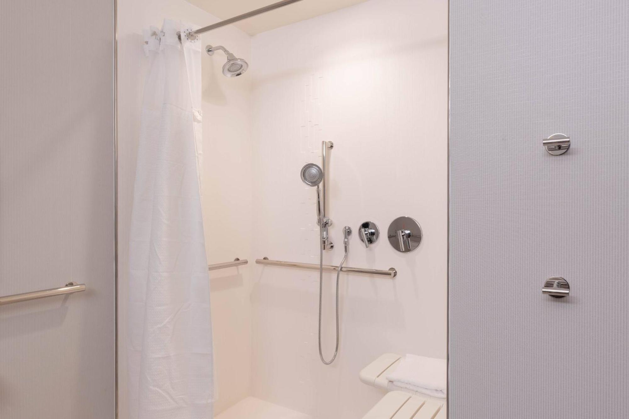 Courtyard By Marriott Thousand Oaks Agoura Hills Exterior photo