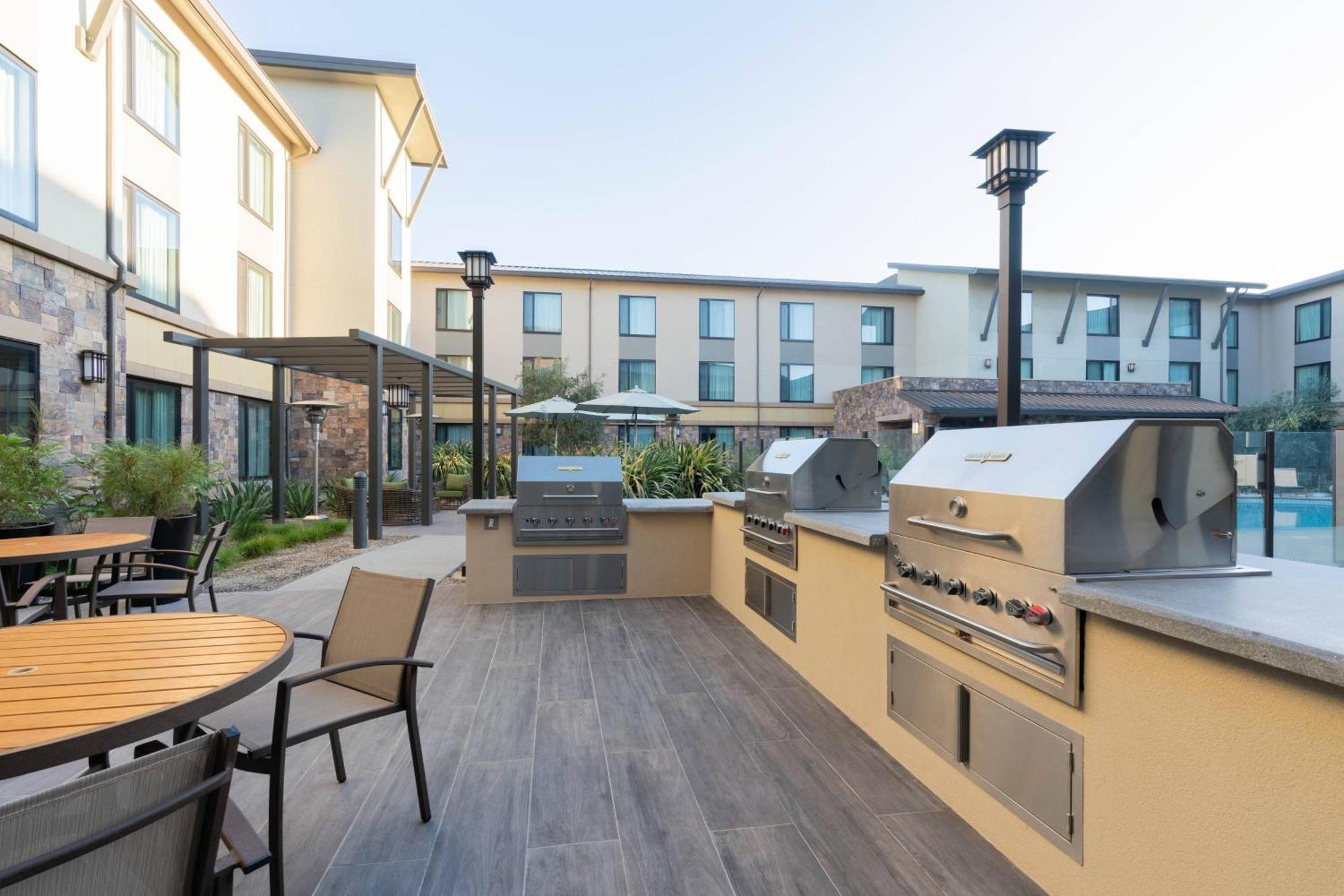 Courtyard By Marriott Thousand Oaks Agoura Hills Exterior photo
