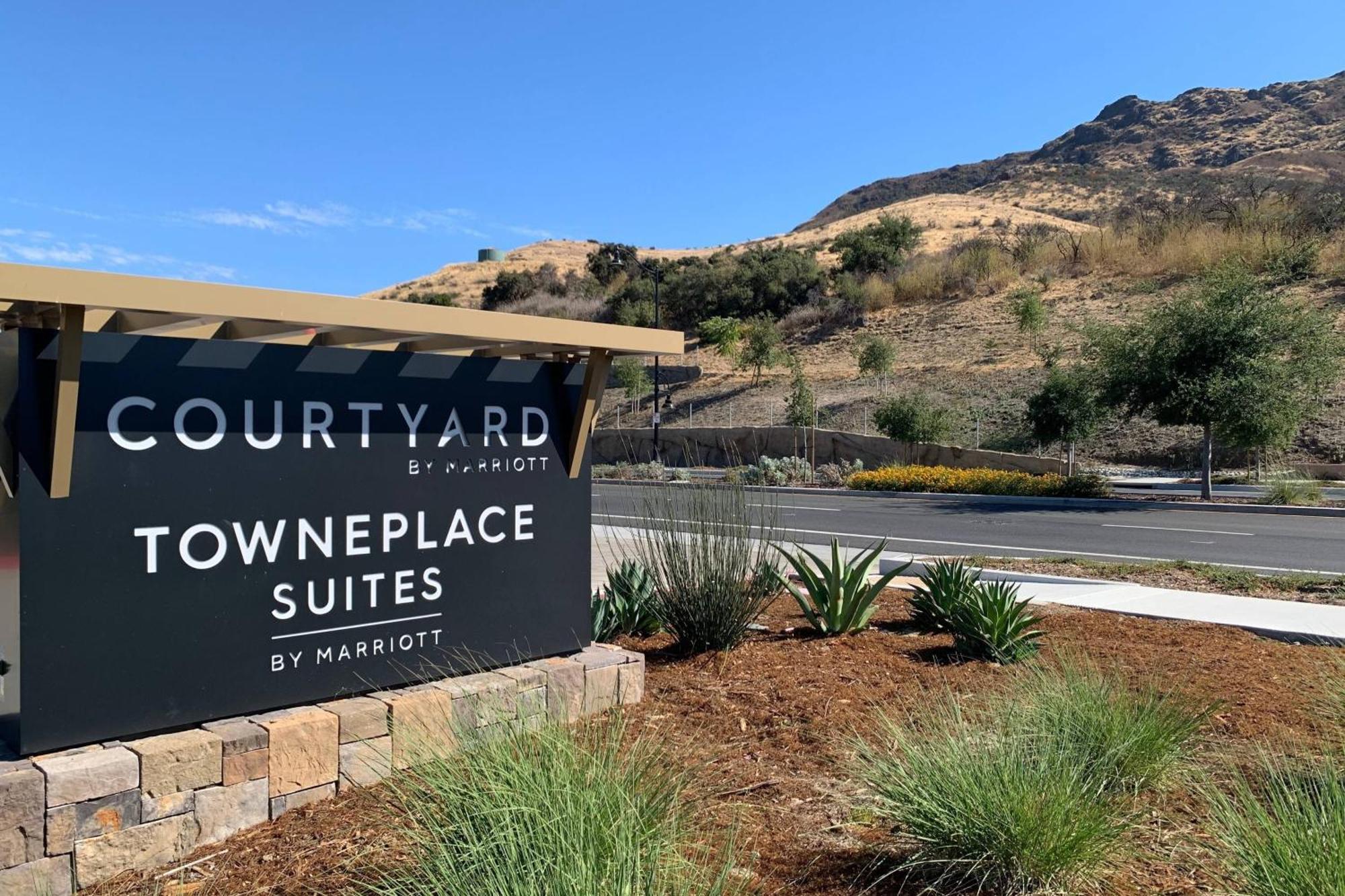 Courtyard By Marriott Thousand Oaks Agoura Hills Exterior photo